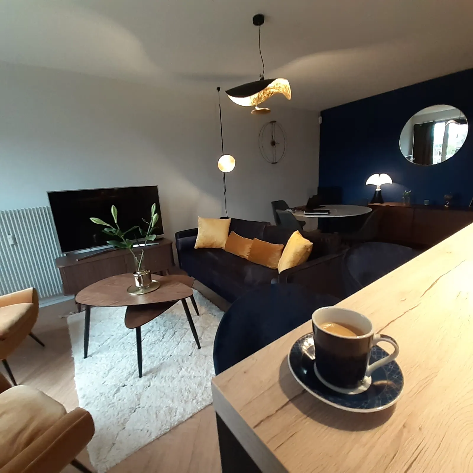 Salon bleu nuit mid-century — Projet particulier HSP-Concept