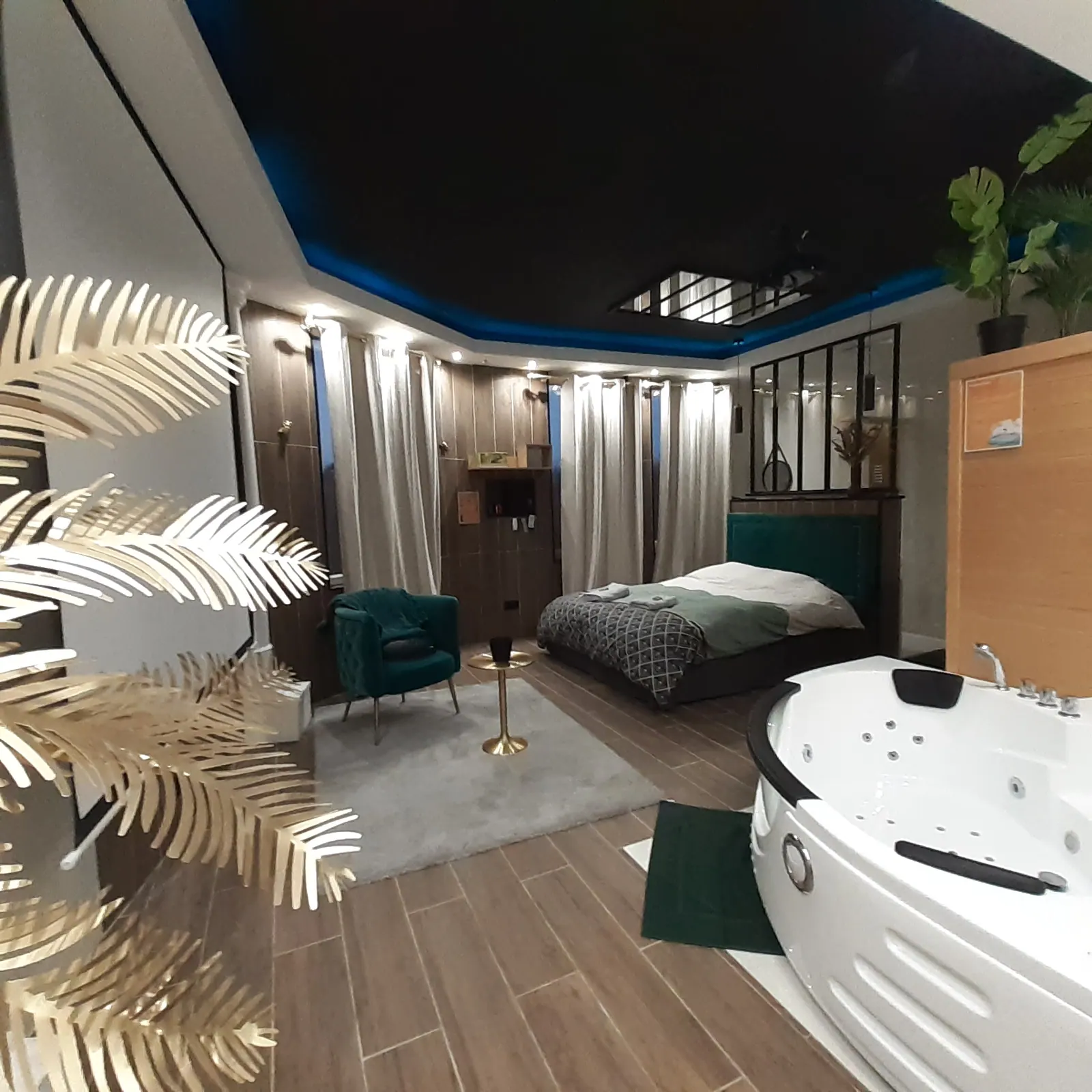 Suite bien-être avec baignoire, lit et ambiance tamisée réalisée par HSP Concept