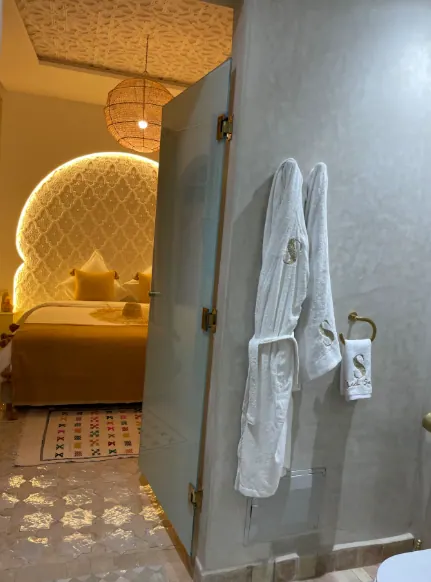 Salle de bain en tadelakt du Riad SAFYA ouverte sur la chambre par une cloison vitrée