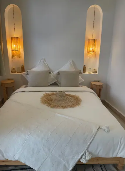 Chambre 2 du Riad SAFYA avec niches éclairées et suspensions en fibre naturelle