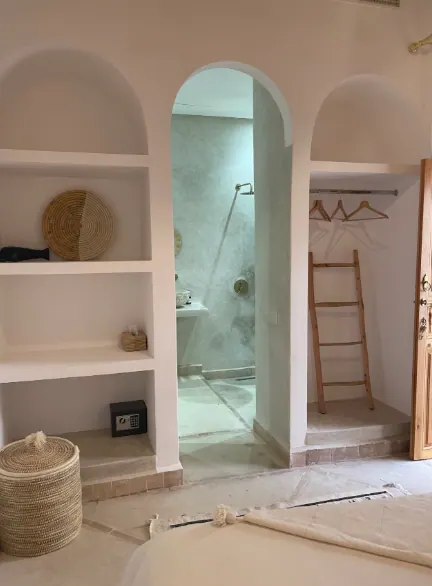Dressing du Riad SAFYA avec niches en arches, échelle en bois et paniers tressés