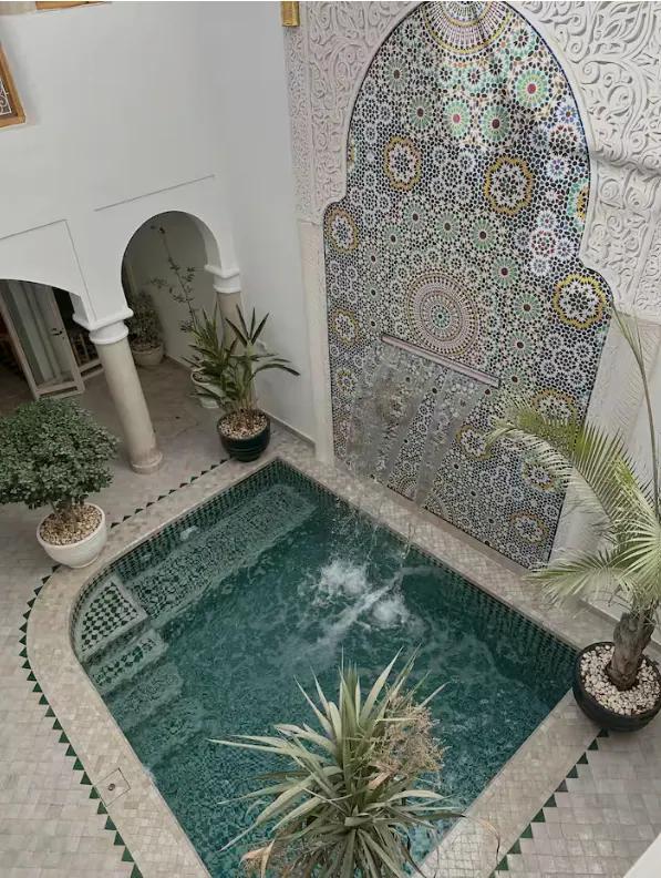 Patio du Riad SAFYA à Marrakech avec piscine chauffée et mosaïque zellige sculptée