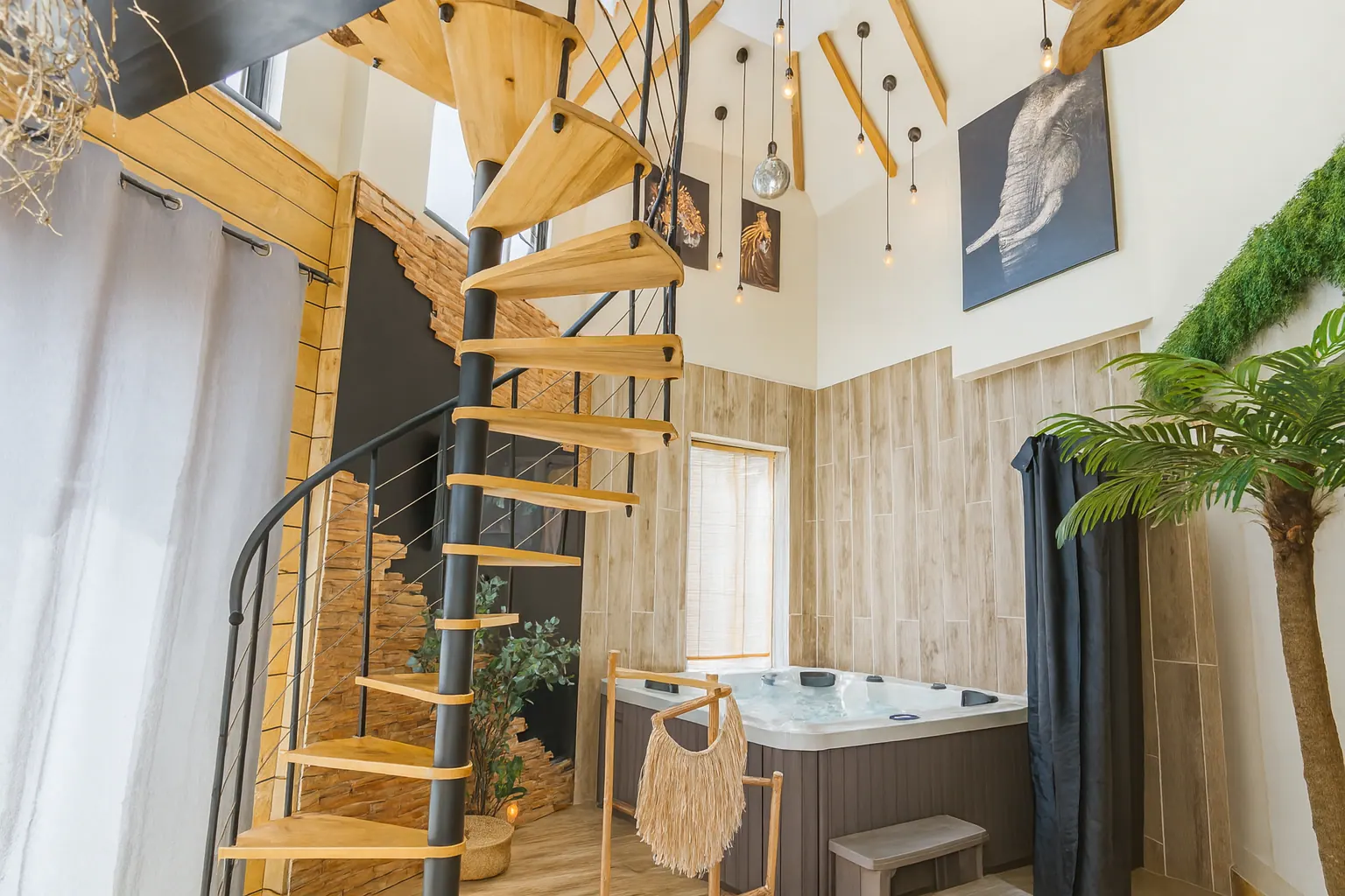 Secret'Spa à Solesmes avec escalier en colimaçon, jacuzzi et pierre de parement par HSP Concept