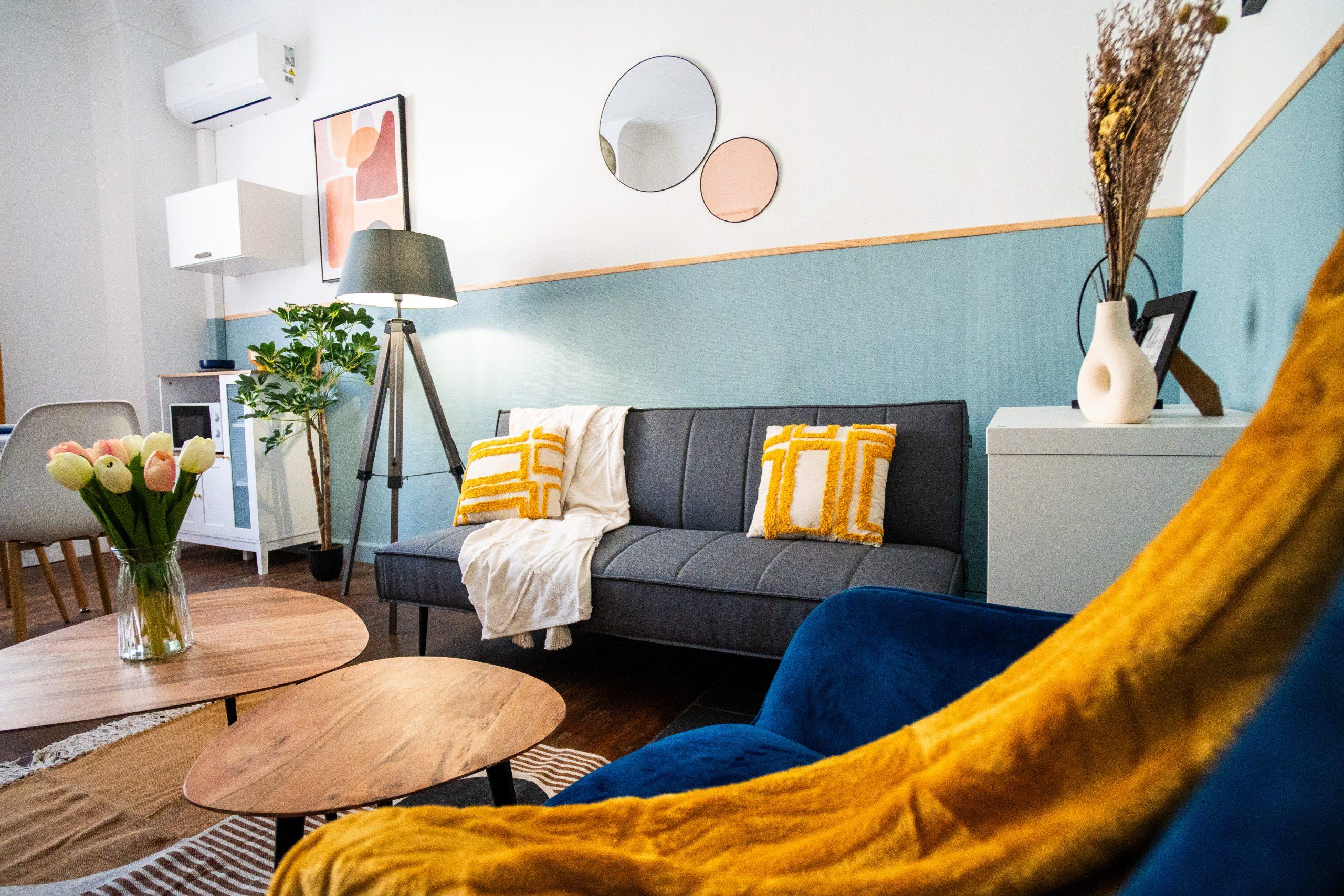 canapé convertible, miroir, plaid, fleurs, vase, lampadaire