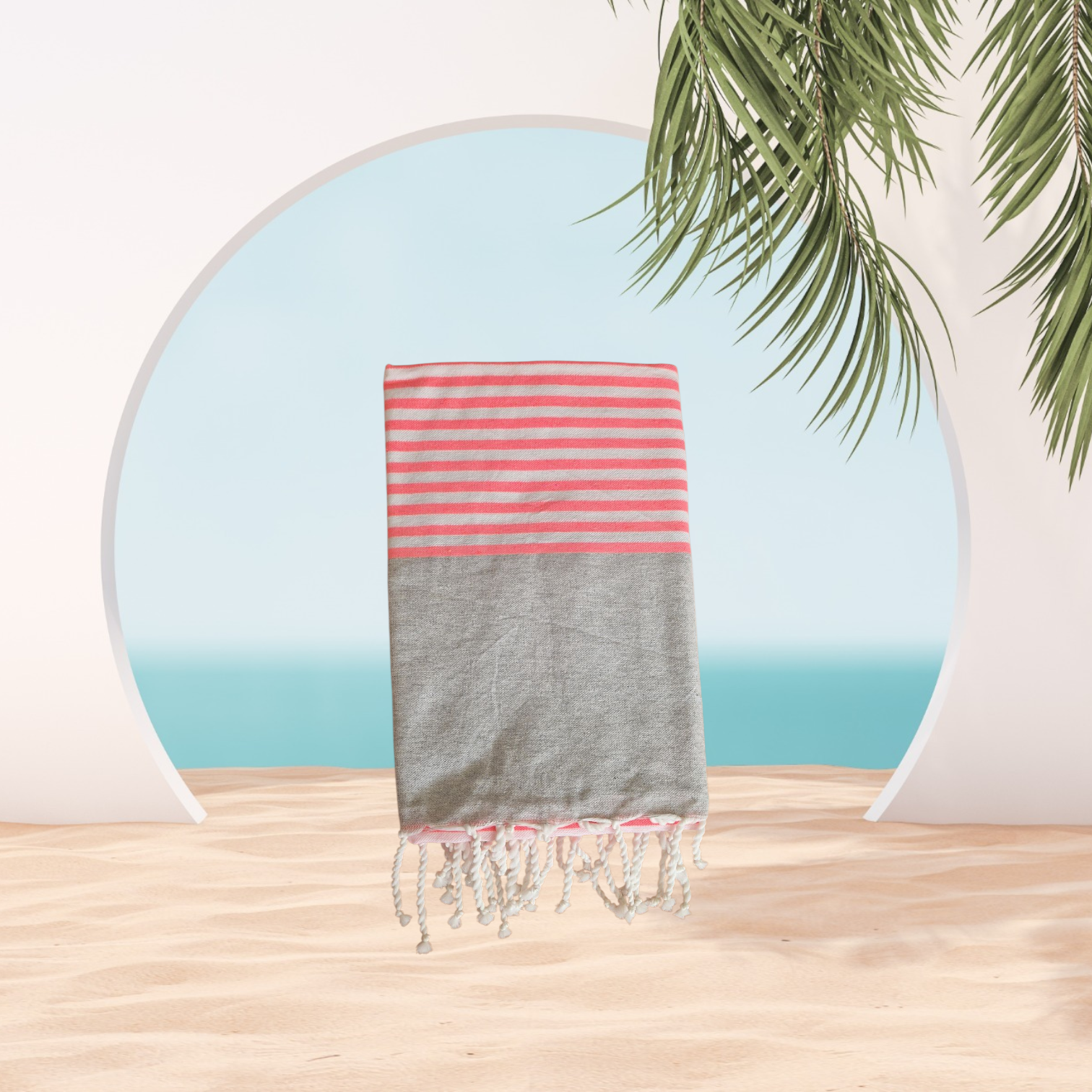 Fouta MEXICA en coton avec rayures roses sur fond gris, suspendue sur un fond plage avec palmiers – modèle HSP Concept.